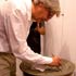 Vittorio Sgarbi firma il piatto in terracotta di Dorfles